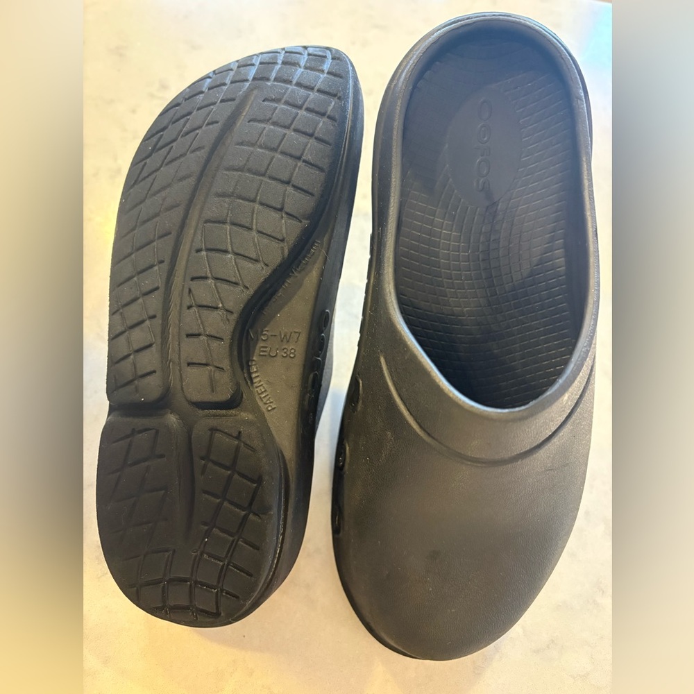Oofos Black Clogs Men Size 5/Women Size 7